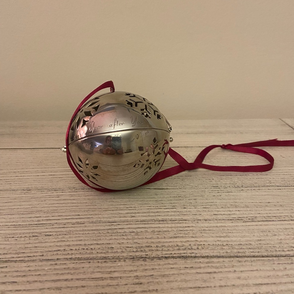 Vintage Silver Plated Hinged snowflake Potpourri Ball Orn